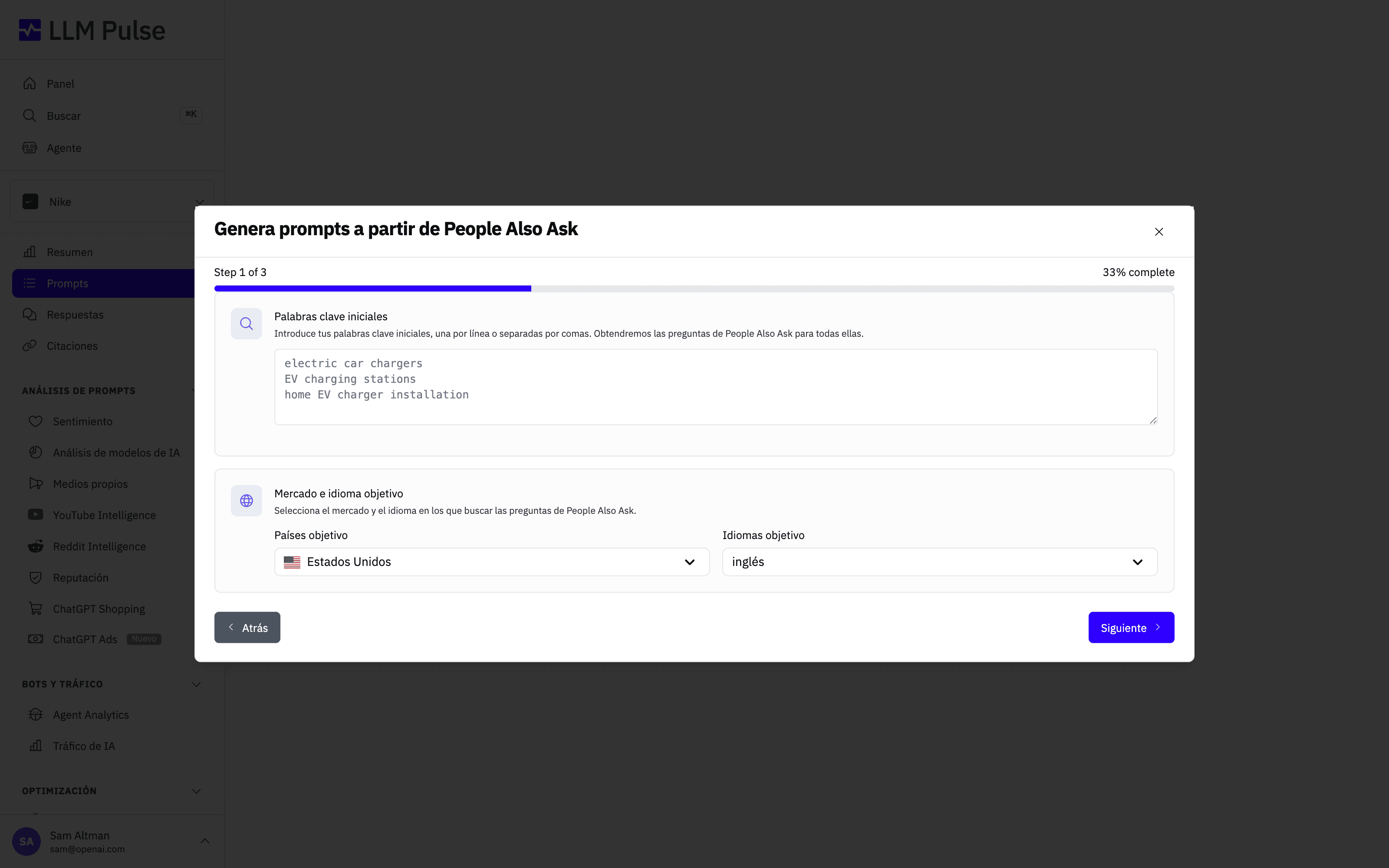 Ventana modal Generate prompts from People Also Ask de LLM Pulse, con un campo para palabras clave semilla y selectores de país y de idioma de destino