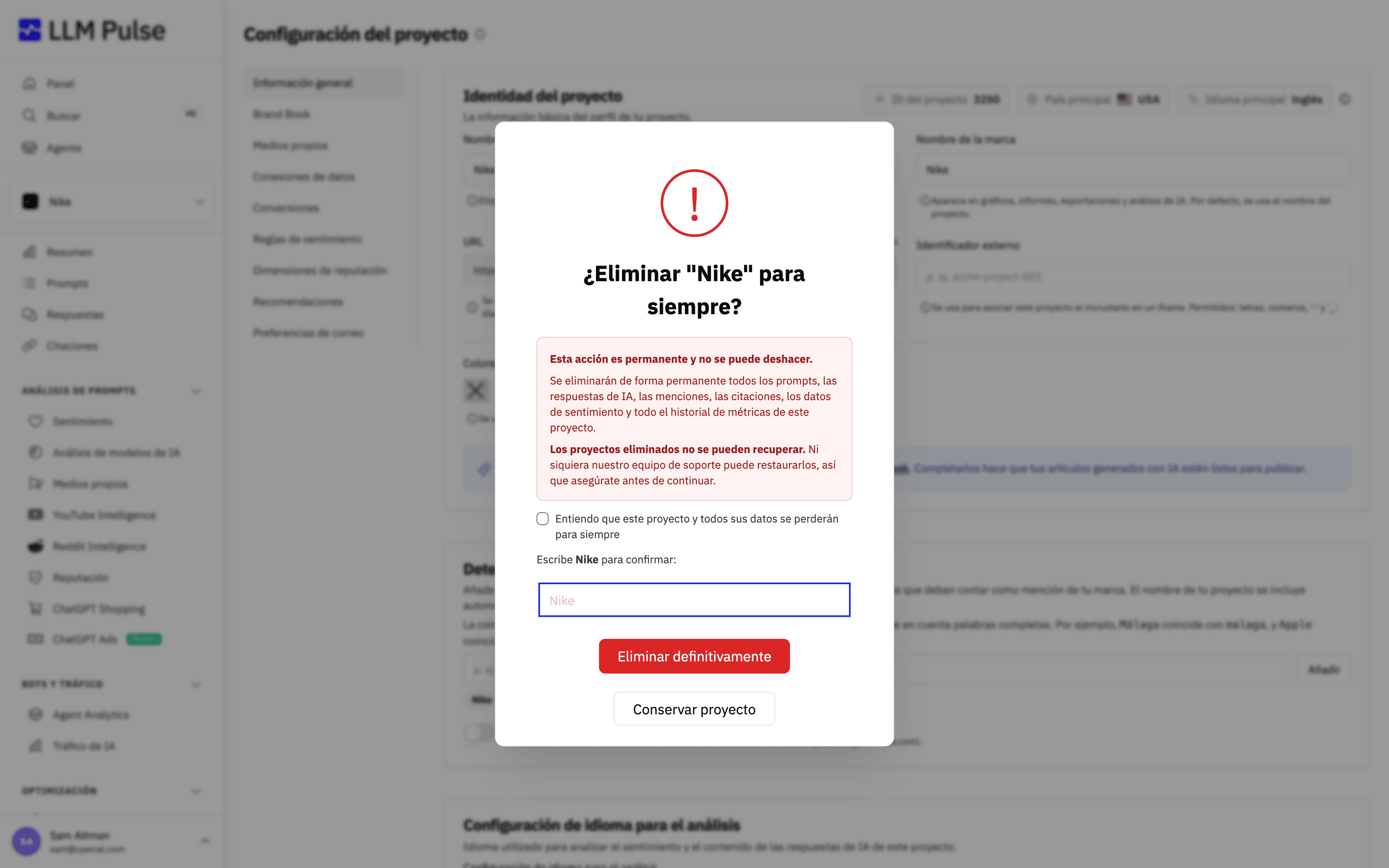 Diálogo de confirmación de eliminación en LLM Pulse advirtiendo que la eliminación es permanente, con una casilla de confirmación y un campo para escribir el nombre del proyecto