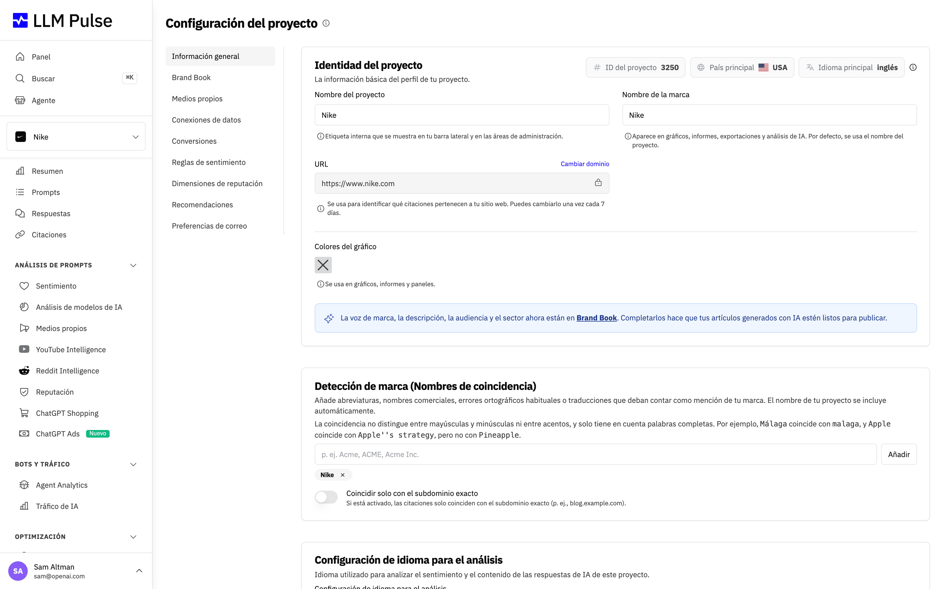Configuración del proyecto en LLM Pulse mostrando la identidad del proyecto, la detección de marca y la configuración de idioma, con la opción Eliminar proyecto al final de la página