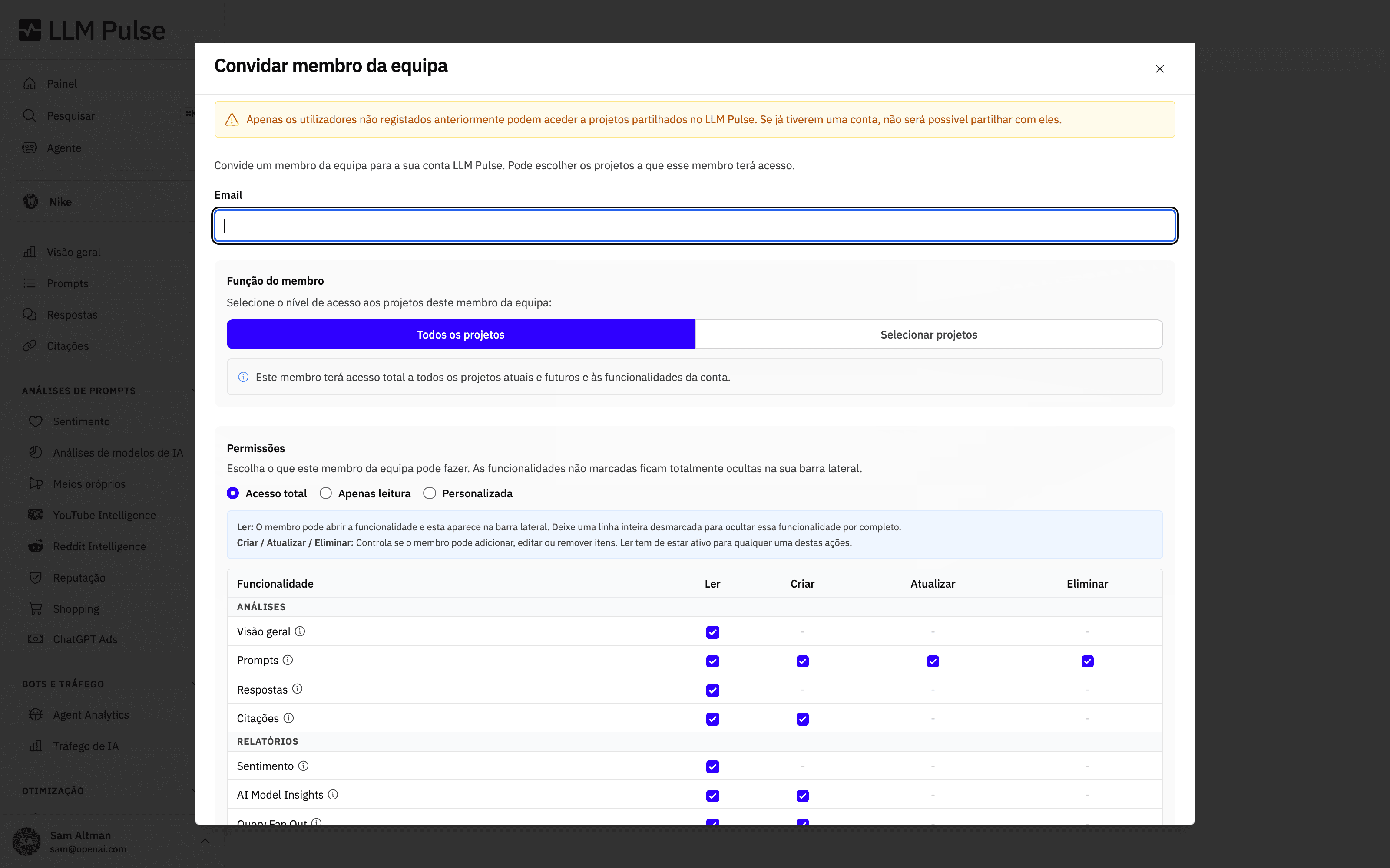 Janela Convidar membro da equipa no LLM Pulse com um campo de email, função do membro (todos os projetos ou projetos selecionados) e uma matriz de permissões