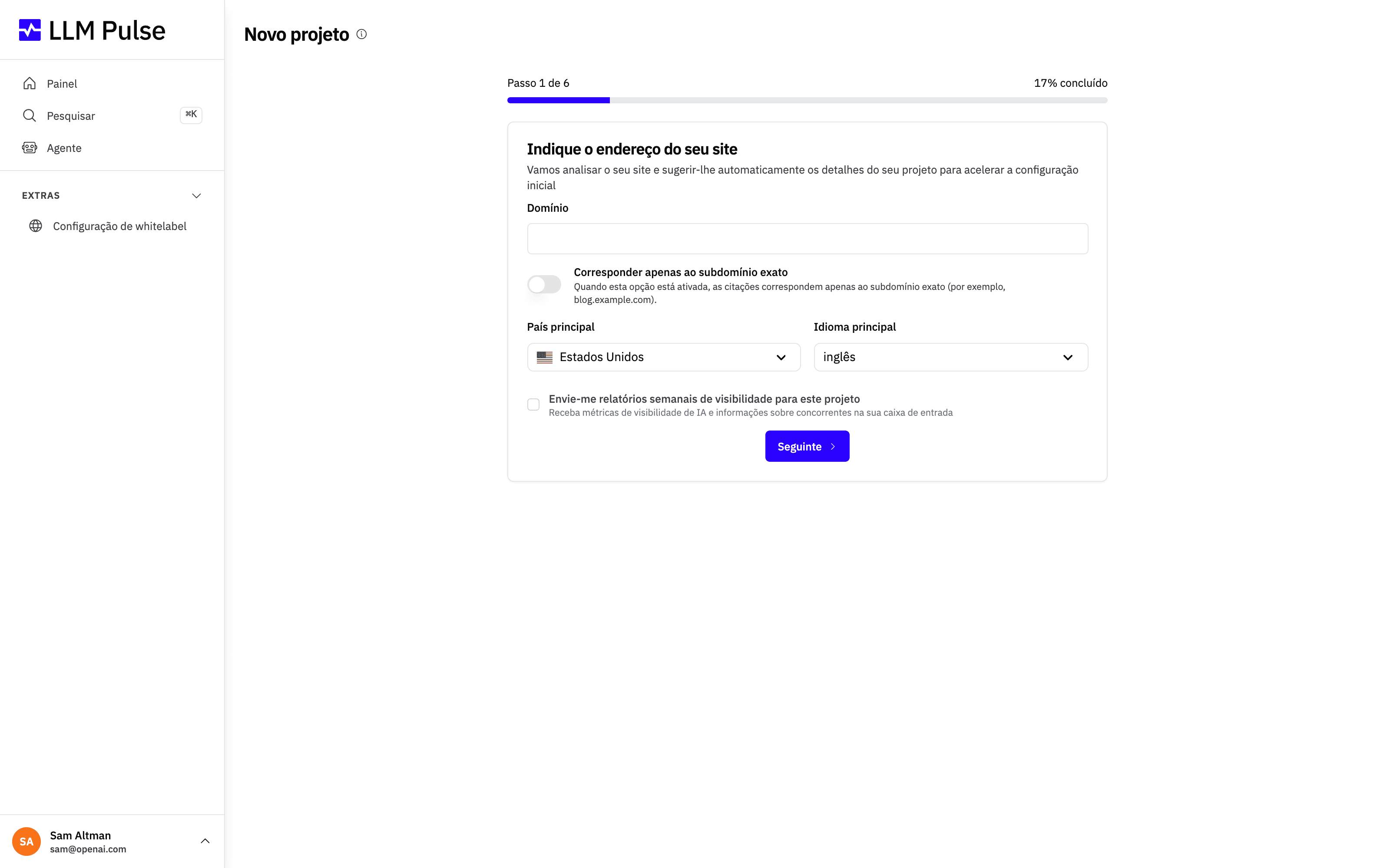 Passo 1 do assistente de Novo projeto no LLM Pulse: introdução do domínio do site, do país principal e do idioma principal
